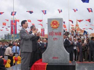 Thủ tướng Nguyễn Tấn Dũng và Thủ tướng Hun Sen khánh thành mốc 171 tuyến biên giới Việt Nam - Campuchia tại cửa khẩu Mộc Bài, Tây Ninh, đối diện tỉnh Kampong Cham của Campuchia. Nguồn: Lưu trữ Uỷ ban Biên giới quốc gia (2006). 