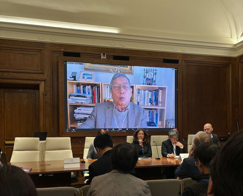 政论杂志《北京之春》荣誉主编胡平在美国非营利组织"中国行动"的小组讨论中发表远程视频演讲，并担任这次征文大赛专家评议组的成员。（X平台/@china_action）