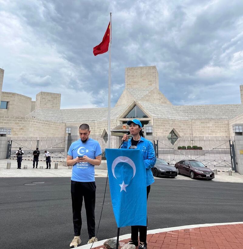ۋاشىنگتون شەھىرىدىكى خىتاي باش ئەلچىخانىسى ئالدىدا ئۆتكۈزۈلگەن نامايىشتىن كۆرۈنۈش. 2022-يىلى 31-ئىيۇل.