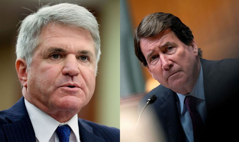 美国众议院外交事务委员会、共和党籍领袖麦考尔Michael McCaul（左）和参议员海格提Bill Hagerty（右）已致函美国商务部长雷蒙多指出，中国长江存储与军方关系密切，呼吁商务部将长江存储列入出口制裁实体清单。（组合图片/路透社）