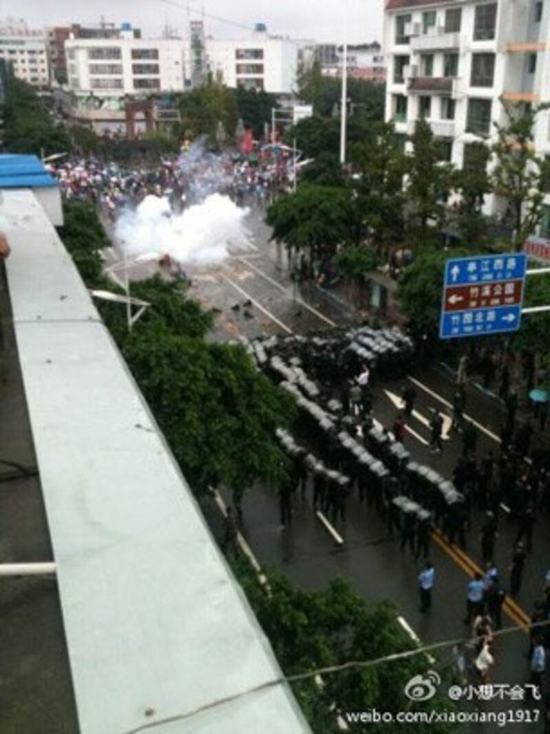 图片: 警民发生冲突,当局施放催泪弹驱散民众。 (新浪微博/中国茉莉花革命网)