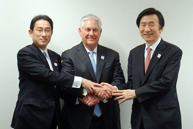 지난달 16일 G20 외교장관회의 참석차 독일 본을 방문 중인 윤병세 외교장관(오른쪽)이 렉스 틸러슨 미국 국무장관(가운데) 및 기시다 후미오 일본 외무대신과 한·미·일 외교장관회담을 하며 기념사진을 촬영하고 있다. 