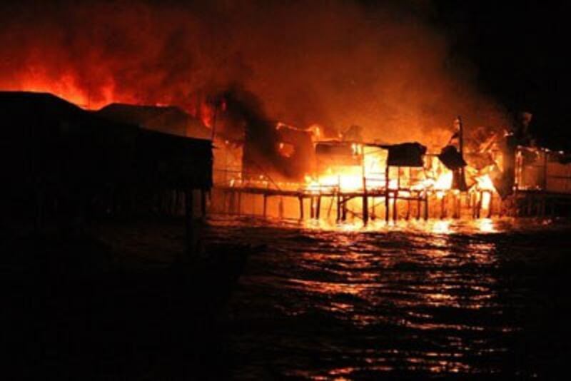 Cháy lớn ở Cồn Nhất Trí, phường Vĩnh Phước, thành phố Nha Trang đêm 17/1/2016. 