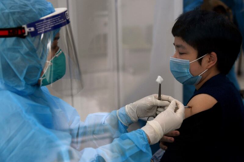 Một nhân viên y tế được chích vaccine AstraZeneca ở Hà Nội vào ngày 8/3/2021. AFP