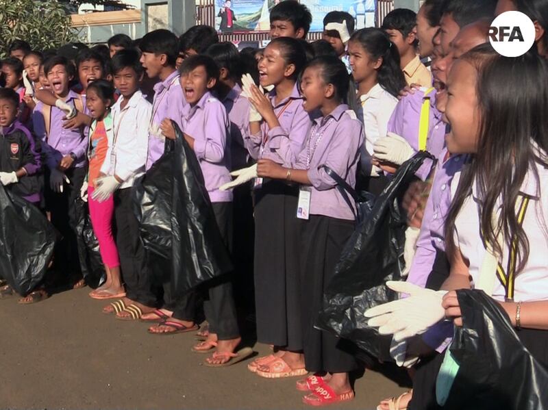 សិស្សានុសិស្ស​ចូល​រួម​យុទ្ធនាការ​រើស​សំរាម​សំអាត​ក្រុង​បានលុង ក្នុង​ខេត្ត​រតនគិរី កាល​ពី​ថ្ងៃ​ទី​១០ ខែ​កុម្ភៈ ឆ្នាំ​២០១៧។ RFA/Ratha Visal