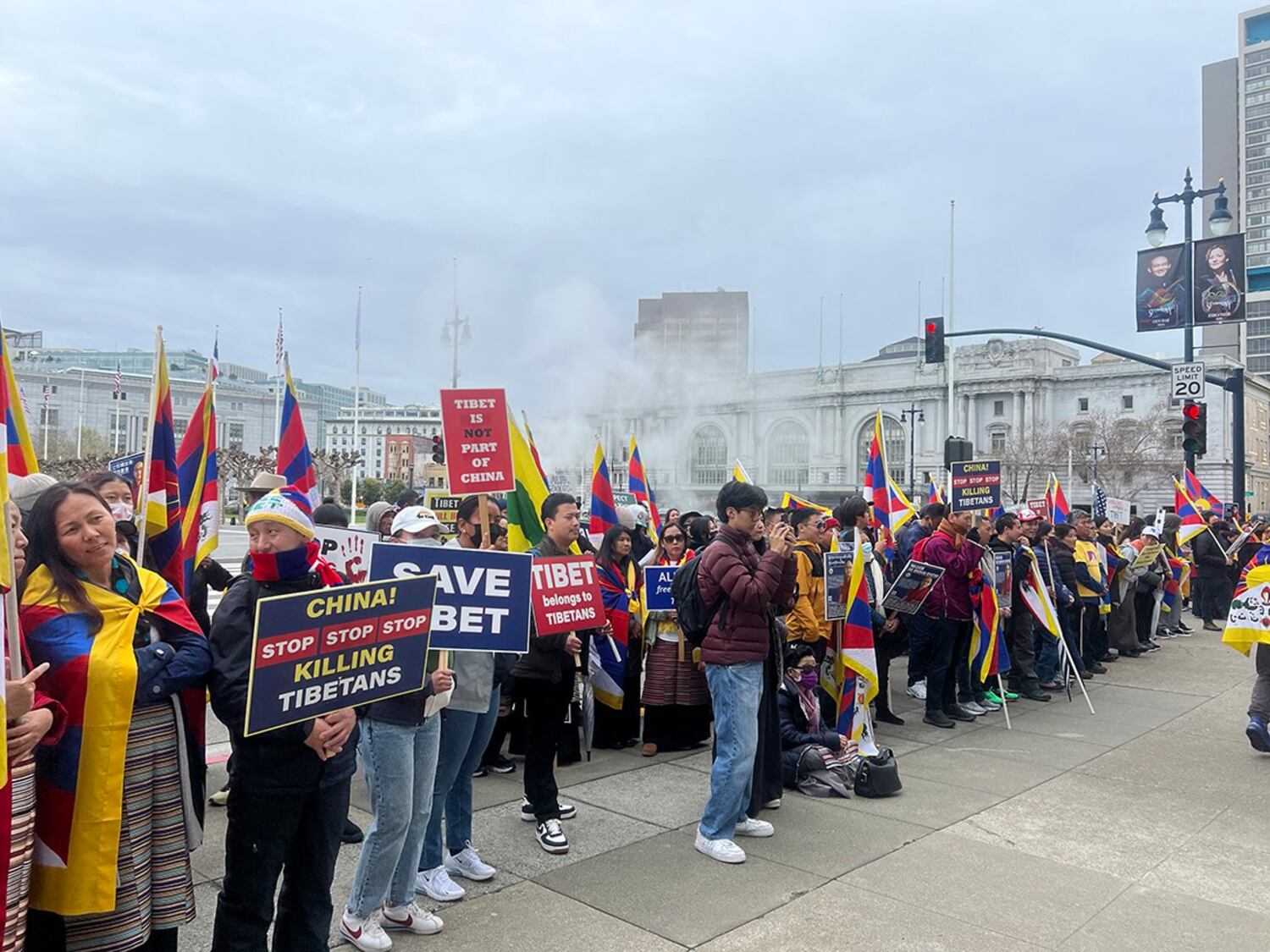 旧金山市政厅外的集会场景。(孙诚拍摄)