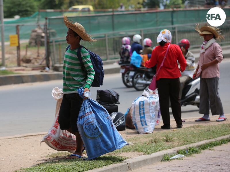 ពលរដ្ឋ​ដើរ​តម្រង់​ទៅ​រថយន្ត​ឈ្នួល​នៅ​ម្ដុំ​ក្បាលថ្នល់ រាជធានី​ភ្នំពេញ ដើម្បី​ធ្វើ​ដំណើរ​ទៅ​ស្រុក​កំណើត នៅ​ថ្ងៃ​ទី​១៣ ខែ​មេសា ឆ្នាំ​២០១៧។ 