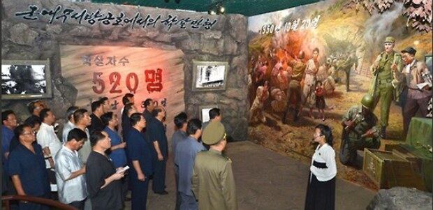 북한 국가책임일꾼들과 성, 중앙기관 당, 행정 일꾼들이 지난달 12일 신천박물관을 참관하고 있다.