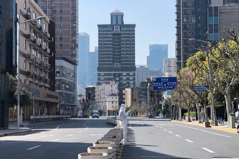 2022年4月4日封城期间空旷的上海街头（美联社图片）