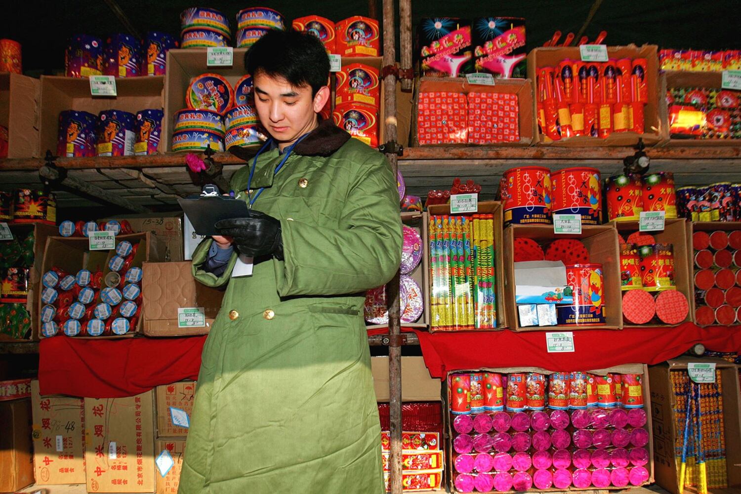 图为北京一家烟花爆竹店。(AP)