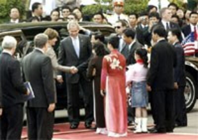 BushApecVietnamArriving200.jpg