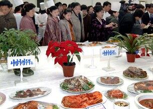 4월 6일 평양에서 열린 제 16차 4월의 명절 요리 축전에서 시민들이 완성된 요리를 살펴보고 있다.