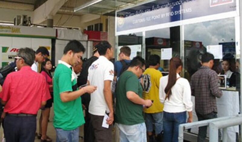 Người lao động làm thủ tục xuất nhập cảnh tại cửa khẩu Lào - Thái Lan.