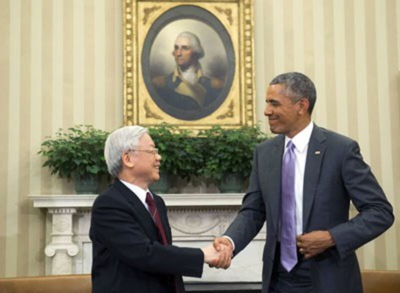 Tổng thống Mỹ Barack Obama và Tổng Bí thư ĐCSVN Nguyễn Phú Trọng bắt tay nhau sau cuộc họp tại Phòng Bầu dục của Nhà Trắng ở Washington, DC, ngày 07 tháng 7 năm 2015