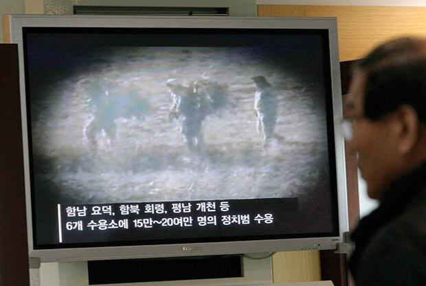 통일전망대에서 한 관광객이 북한의 정치범수용소에 관한 TV 프로그램을 보고 있다.