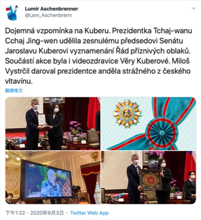 捷克议员Lumír Aschenbrenner推特分享蔡英文赠勋给前已故议长柯佳洛。（捷克参议院推特）