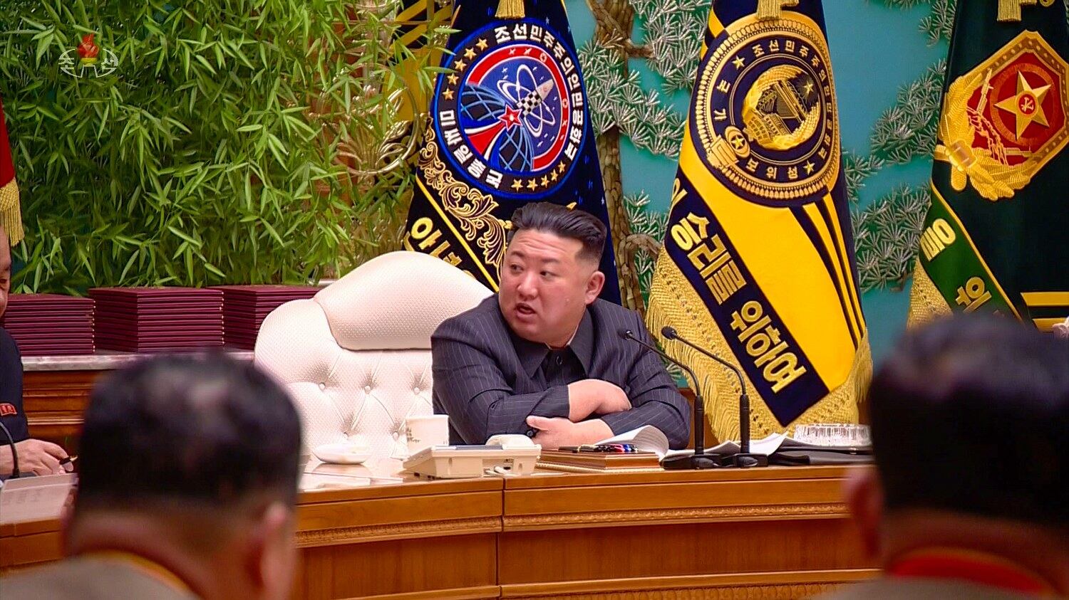 북한이 탄도미사일 부대의 소요 제기와 행정, 인사 등을 전담하는 '미사일총국'을 신설했다. 김정은 국무위원장 주재로 지난 6일 당중앙위원회 본부청사에서 열린 노동당 중앙군사위원회 확대회의 석상에 앉은 김 위원장 뒤쪽으로 '조선민주주의인민공화국 미싸일(미사일)총국'이라는 글자와 마크가 새겨진 깃발이 세워져 있다. 지금까지 미사일총국은 북한 매체 보도에서 언급된 적이 없으며 깃발로 등장하기도 이번이 처음이다. [조선중앙TV 화면]