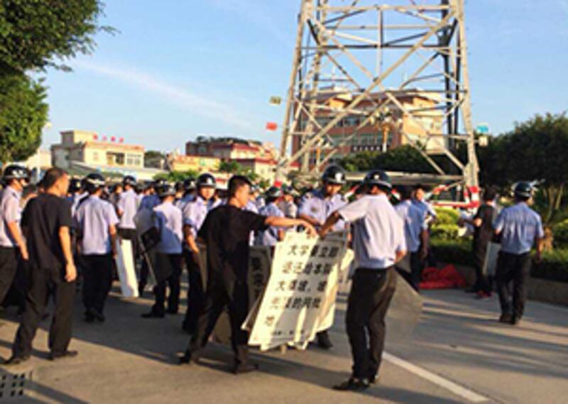 2015年6月17日，逾百警察來到閩南理工學院外進行驅趕。 (村民攝)
