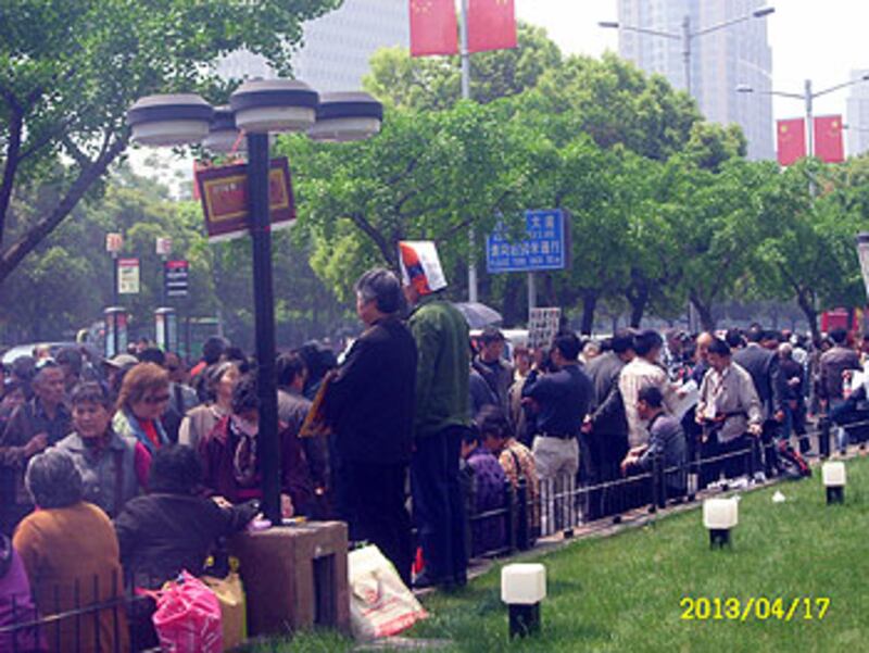 上海公民每逢週三視為“維權抗議日”，逾千名訪民到市政府辦公樓前集會。（照片由上海訪民提供）