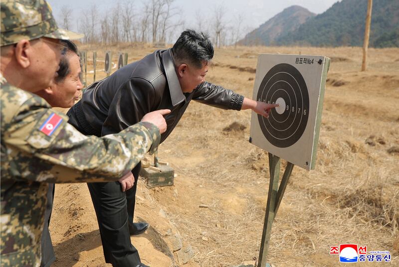 김정은 북한 국무위원장이 4일 특수작전부대 훈련기지를 방문하고 종합훈련을 지도했다고 조선중앙통신이 5일 보도했다.