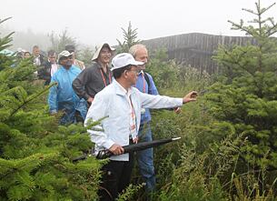 제23차 세계산림과학대회(IUFRO)에 참가한 세계 산림학자 500여명이 26일 강풍과 폭설 등 악조건 속에서도 조림에 성공한 대관령 특수조림지를 방문, 세계 최단기 녹화성공 신화에 놀라워했다.