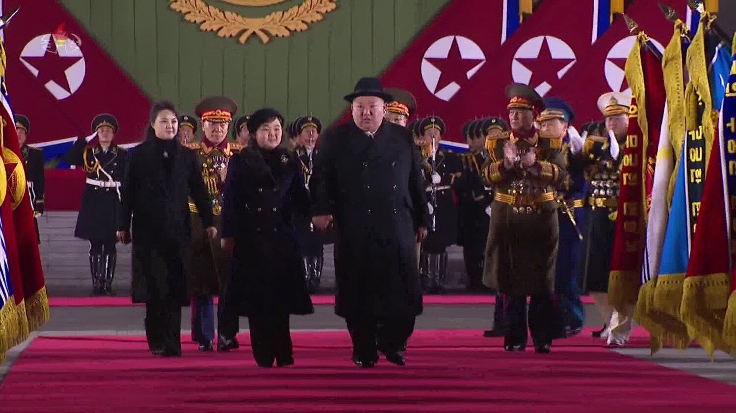 조선중앙TV는 지난 9일 전날 밤 열린 인민군 창건일(건군절) 75주년 기념 열병식을 녹화중계했다. 사진은 김정은 국무위원장이 딸 김주애의 손을 잡고 레드카펫을 지나며 주요부대 군기를 사열하는 모습. 뒷편에 김 위원장의 부인 리설주 여사가 뒤따르고 있다.