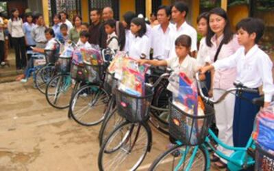 Chương trình phát xe đạp cho các em học sinh nghèo của I Can. Source I Can.org