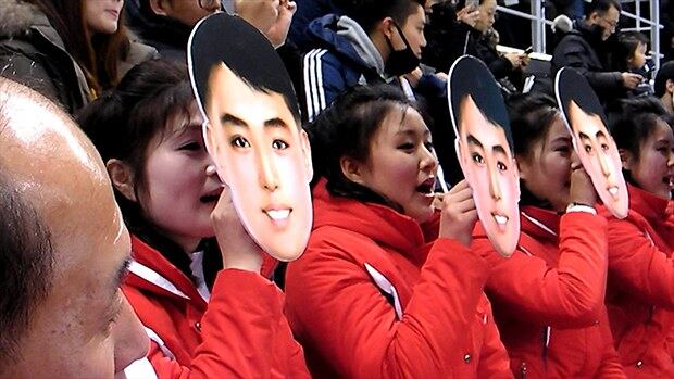 지난 10일 강릉 관동하키센터에서 열린 여자 아이스하키 남북 단일팀과 스위스의 경기에서 북한 응원단이 가면을 이용한 응원을 펼쳤다. 