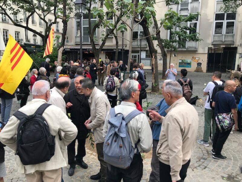 十多个人权组织与非政府组织6月3日在巴黎市中心的蓬皮杜文化中心旁的广场上,举办悼念六四受难者活动。(蔡凌拍攝)