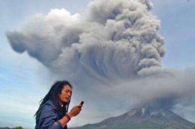 Khói nóng tiếp tục phun ra từ núi lửa Sinabung, ở huyện Karo ở phía bắc của đảo Sumatra của Indonesia ngày 18, tháng 11, 2013. AFP