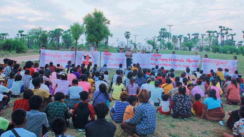 မြန်မာဝမ်ပေါင်နှင့် ယန်စီကုမ္ပဏီများ ကြေးနီစီမံကိန်းလည်ပတ်ရန် ကြိုးစားနေသည်ကို ရပ်တန့်ပေးရန် ဒေသခံများမှ တောင်းဆိုဆန္ဒပြနေကြသည်ကို ၂၀၂၄ ခုနှစ်၊ မေလ ၇ ရက်နေ့က တွေ့ရစဥ်။ (Photo: Facebook/ယင်းမာပင်-ဆားလင်းကြီးရွာပေါင်းစုံ သပိတ်ဦးဆောင်ကော်မတီ)