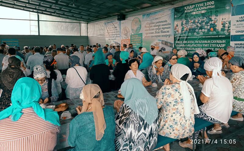 2009-يىلى يۈز بەرگەن 5-ئىيۇل ئۈرۈمچى قىرغىنچىلىقىنىڭ قۇربانلىرىنى خاتىرىلەش پائالىيىتىدىن كۆرۈنۈش. 2021-يىل 4-ئىيۇل، ئالمۇتا.