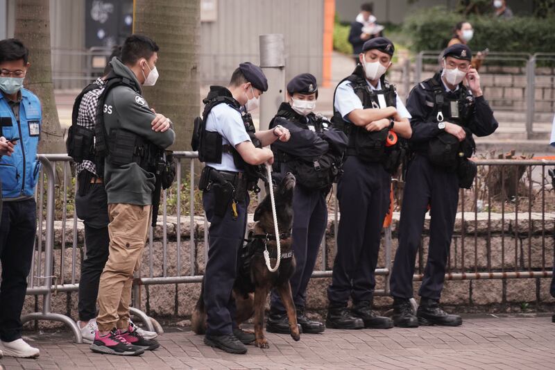 有警員就牽引警犬在場來回巡查，最少有6隻不同警犬曾先後出現。（石頭攝）