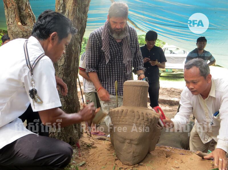 ព្រះកេសបដិមាដែលបាក់ចេញពីដងខ្លួន ត្រូវគេលើកយកមកសម្អាតមុនពេលដឹកចេញយកទៅរក្សាទុកនៅសារមន្ទីរព្រះនរោត្តម សីហនុ នៅថ្ងៃទី៣០ ខែកក្កដា ឆ្នាំ២០១៧។