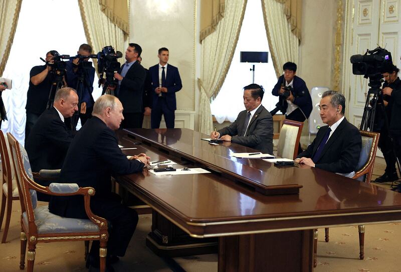 俄罗斯总统普丁(Vladimir Putin) 于2023 年9 月20 日在俄罗斯圣彼得堡会见中国中央外办主任王毅。(路透社)