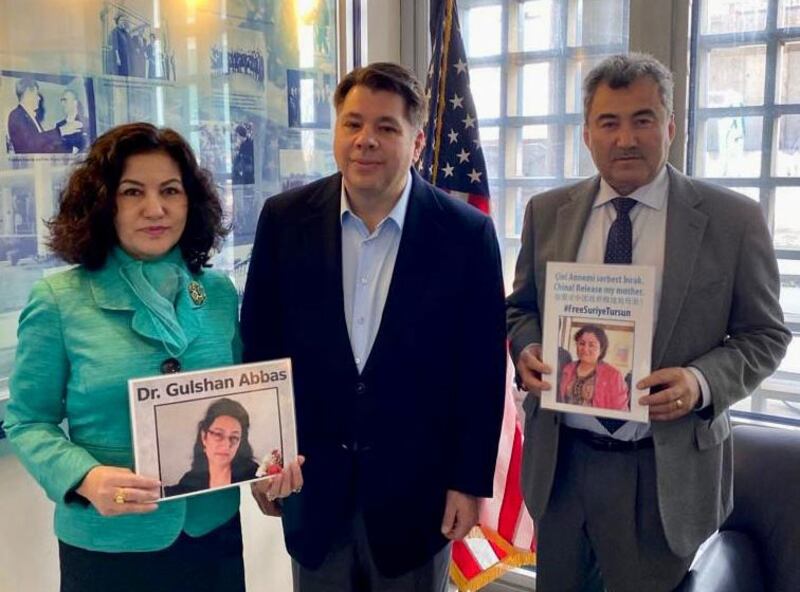 «ئۇيغۇر ھەرىكىتى تەشكىلاتى» نىڭ رەھبىرى روشەن ئابباس ۋە ئۇيغۇر تەتقىقات مەركىزىنىڭ مۇدىرى ئابدۇلھېكىم ئىدرىس ئەپەندى ئامېرىكانىڭ گىرېتسىيەدىكى باش ئەلچىسى جورجى تىنۇسىس ئەپەندى بىلەن كۆرۈشتى. 2023-يىلى 13-مارت.