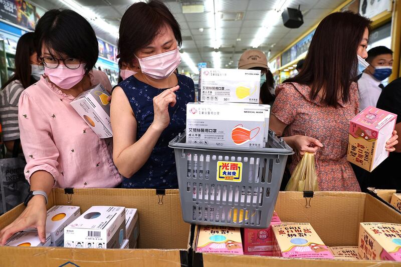 2021年5月12日,在台湾台北,人们购买口罩。(路透社)