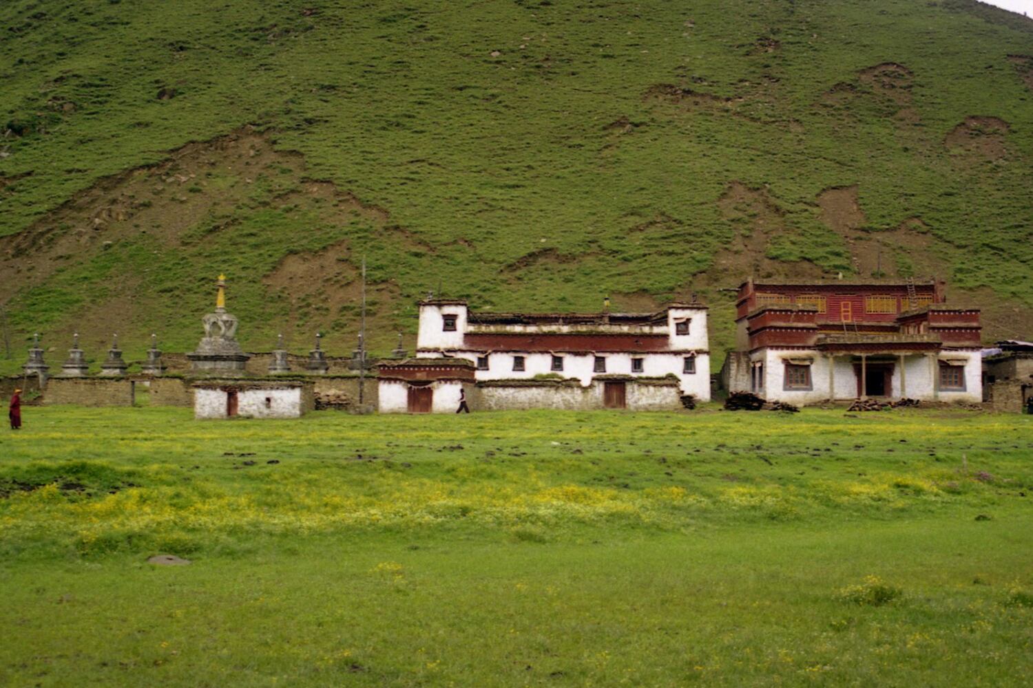 与乡政府比邻的寺院在文革后重建。(唯色摄影)