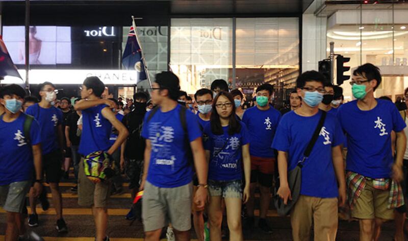 2015年6月4日，本土民主前線帶領一眾集會人士在尖沙咀遊行，橫過馬路期間，有人聲稱“執零錢”停留而被警察驅趕。(粵語組記者黃思霖攝)