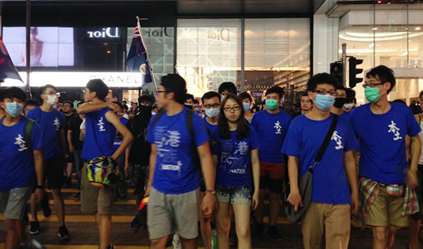 2015年6月4日，本土民主前線帶領一眾集會人士在尖沙咀遊行，橫過馬路期間，有人聲稱“執零錢”停留而被警察驅趕。(粵語組記者黃思霖攝)