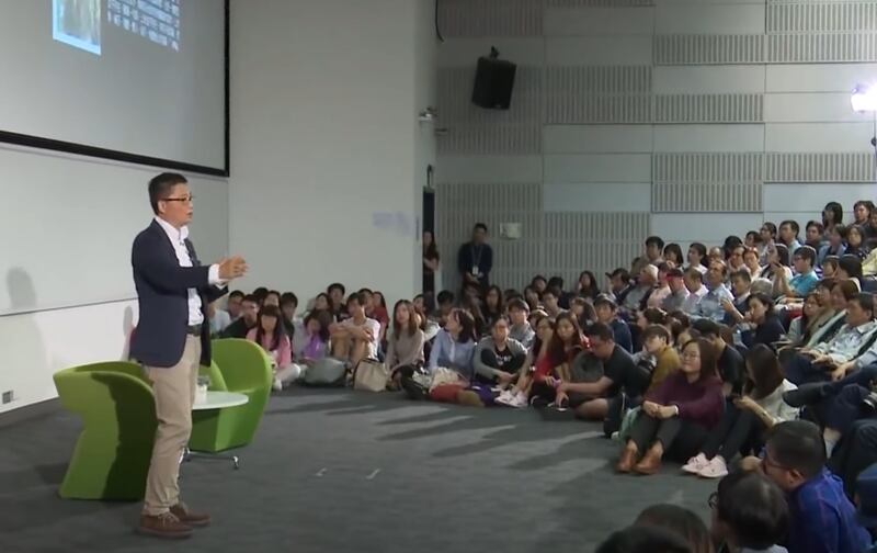 陳健民在離任中大前，在「思托邦」系列演講中舉作的最後一講。（icarecuhk YouTube）