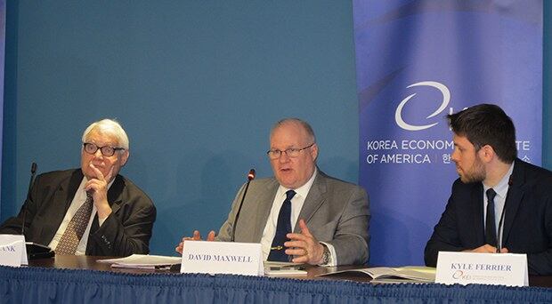 미국 워싱턴 한미경제연구소(Korea Economic Institute of America)에서 22일 개최된 북한 관련 토론회. (왼쪽부터 스티븐 블레이크 미국외교정책위원회 선임연구원, 데이비드 멕스웰 전 조지타운대 안보연구센터 부소장,  카일 페리어 한미경제연구소 국장)