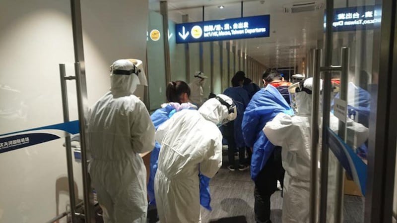 指挥中心医疗应变组副组长王必胜率医护赴武汉处理检疫工作。(王必胜提供)