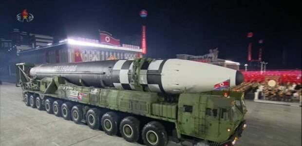 지난해 10월 북한이 공개한 미 본토를 겨냥할 수 있는 신형 대륙간탄도미사일(ICBM).