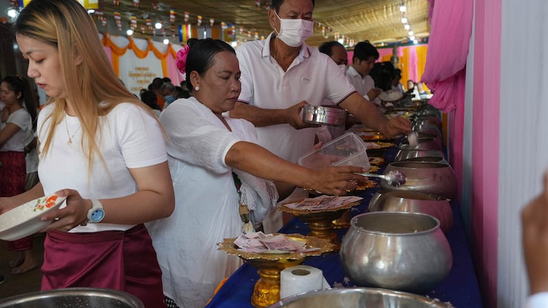 Monk on Phchum Ben day-03.jpg