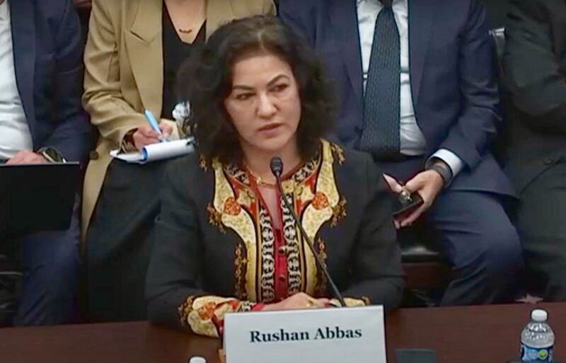 ئامېرىكا دۆلەت مەجلىسى قارمىقىدىكى خىتاي ئىشلىرى ئىجرائىيە كومىتېتى (CECC) نىڭ يىغىنىدا «ئۇيغۇر ھەرىكىتى» تەشكىلاتىنىڭ باشلىقى روشەن ئابباس خانىم گۇۋاھلىق بەرمەكتە. 2024-يىلى 1-فېۋرال، ۋاشىنگتون.