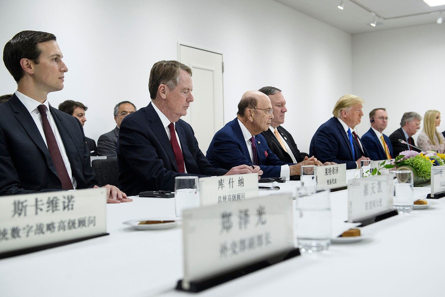 美國總統特朗普和中國國家主席習近平，2019年6月29日上午10點50分舉行雙邊會談。在會議舉行前數分鐘，特朗普帶領美方貿易代表萊特希澤、財政部長姆努欽及特朗普女兒伊萬卡等貿易代表團成員入座。（法新社）