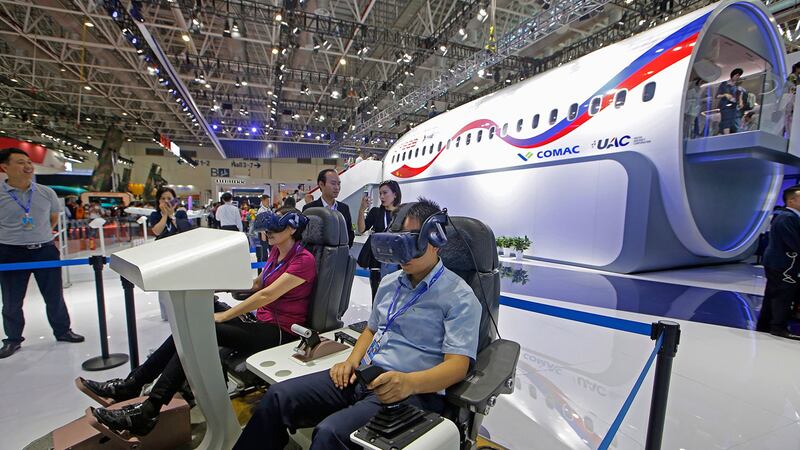 2018年11月6日,CR929远程宽体客机1:1展示样机在珠海航展对外展出,包括驾驶舱、头等舱、公务舱、经济舱等。 (美联社)