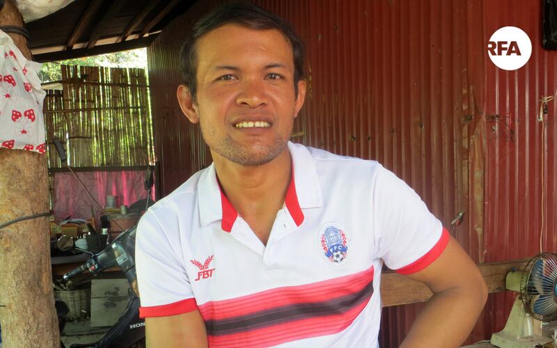 លោក ពៅ សម្បត្តិ អ្នក​ចិញ្ចឹម​កន្ធាយ​នៅ​ភូមិ​ស្ដុកកប្បាស ឃុំ​បន្ទាយ​ព្រាល ស្រុក​រលាប្អៀរ ខេត្ត​កំពង់ឆ្នាំង ផ្ដល់​បទសម្ភាសន៍​កាល​ពី​ថ្ងៃ​ទី​១៥ ខែ​មីនា ឆ្នាំ​២០១៧។ 