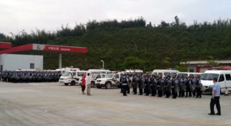 2013年9月29日,200多名警察在垃圾填埋場選址附近戒備。(西林村村民提供)